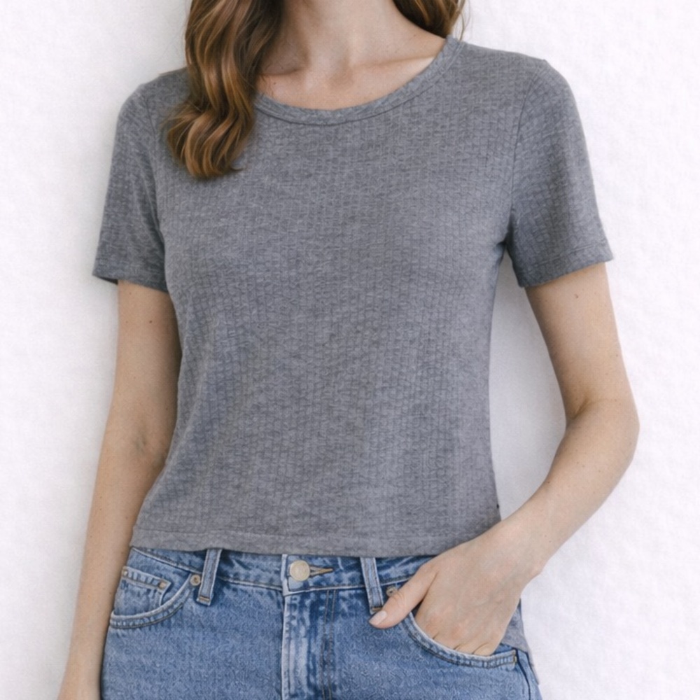 Uniqlo | Gray Ribbed Short Sleeve Top | Medium | Heathered Minimalist Tee